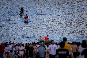 Citizens Enjoy Coolness in Jialing River in Chongqing
