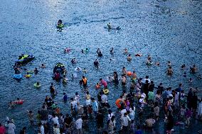 Citizens Enjoy Coolness in Jialing River in Chongqing