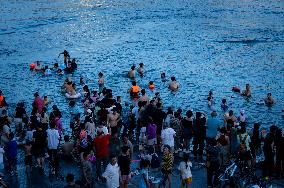 Citizens Enjoy Coolness in Jialing River in Chongqing