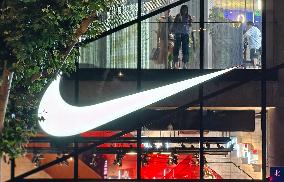 NIKE