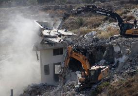 Israeli Excavator Demolishes House - Ni’lin