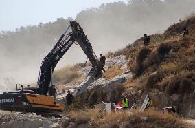 Israeli Excavator Demolishes House - Ni’lin