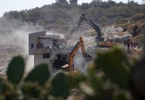 Israeli Excavator Demolishes House - Ni’lin