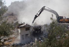 Israeli Excavator Demolishes House - Ni’lin