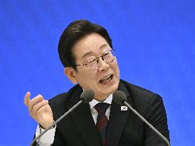 S. Korean president meets press 1 month after taking office