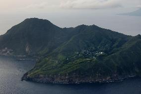 Strong quake shakes southwest Japan islands
