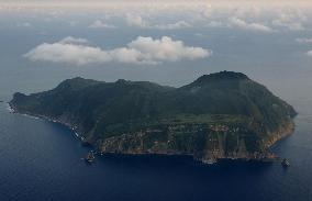 Strong quake shakes southwest Japan islands