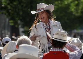 Shania Twain At Calgary Stampede Parade - Canada