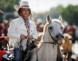 Shania Twain At Calgary Stampede Parade - Canada