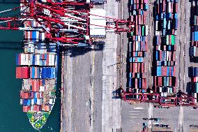 Qingdao Port Under High Temperature