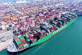 Qingdao Port Under High Temperature