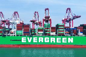 Qingdao Port Under High Temperature