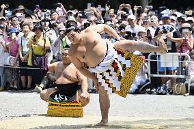 Ring-entering rite at shrine in Nagoya