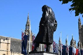 President Macron Pays Tribute to Winston Churchill - UK