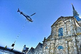 Zeus The Olympic Horse Arrives At Mont Saint-Michel