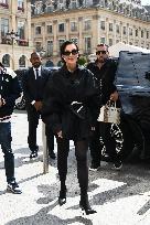 Kris Jenner Returns to the Ritz After Paris Shopping - Pari