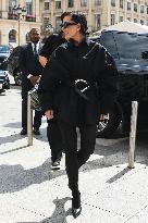 Kris Jenner Returns to the Ritz After Paris Shopping - Pari