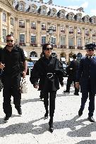 Kris Jenner Returns to the Ritz After Paris Shopping - Pari