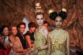 PFW - Franck Sorbier Runway in Paris FA