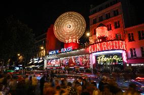 Moulin Rouge cabaret wings back to work in Paris FA