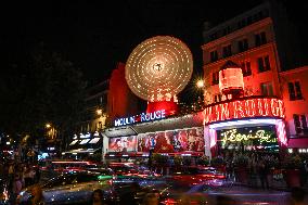 Moulin Rouge cabaret wings back to work in Paris FA