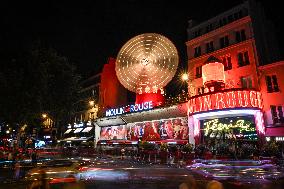 Moulin Rouge cabaret wings back to work in Paris FA