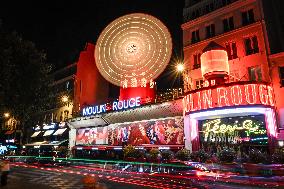 Moulin Rouge cabaret wings back to work in Paris FA