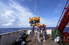 Launches Unmanned Swarm for Scientific Research in Xiangyanghong 10 - China