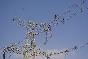 China Completes 750-kV Power Transmission Loop