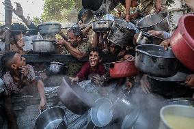 Displaced Palestinians Wait To Receive Food - Gaza