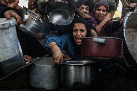 Displaced Palestinians Wait To Receive Food - Gaza