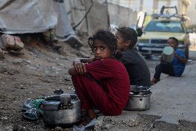 Displaced Palestinians Wait To Receive Food - Gaza