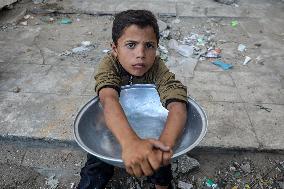 Displaced Palestinians Wait To Receive Food - Gaza