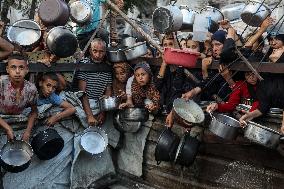 Displaced Palestinians Wait To Receive Food - Gaza