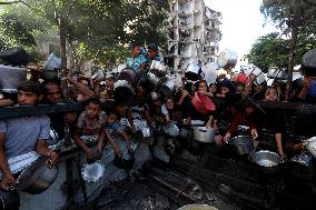 Displaced Palestinians Wait To Receive Food - Gaza