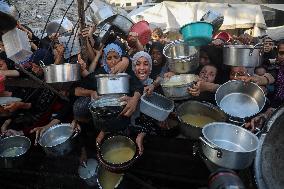 Displaced Palestinians Wait To Receive Food - Gaza