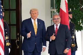 Donald Trump greets Salman bin Hamad Al Khalifa - Washington
