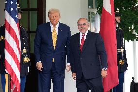 Donald Trump greets Salman bin Hamad Al Khalifa - Washington