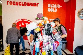Recycling Center Droppie Rewards Consumers for Clean Waste - The Hague