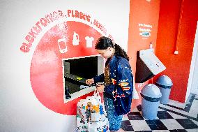 Recycling Center Droppie Rewards Consumers for Clean Waste - The Hague