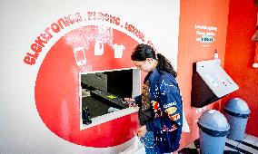 Recycling Center Droppie Rewards Consumers for Clean Waste - The Hague
