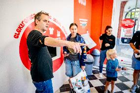 Recycling Center Droppie Rewards Consumers for Clean Waste - The Hague