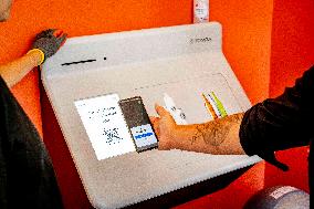 Recycling Center Droppie Rewards Consumers for Clean Waste - The Hague