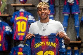 Lamine Yamal During His Renewal Ceremony - Barcelona