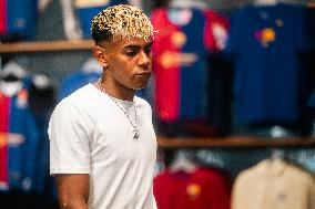 Lamine Yamal During His Renewal Ceremony - Barcelona