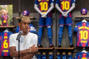 Lamine Yamal During His Renewal Ceremony - Barcelona