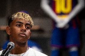 Lamine Yamal During His Renewal Ceremony - Barcelona