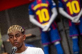 Lamine Yamal During His Renewal Ceremony - Barcelona