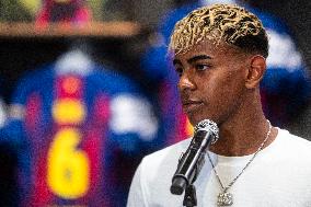 Lamine Yamal During His Renewal Ceremony - Barcelona