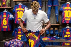 Lamine Yamal During His Renewal Ceremony - Barcelona